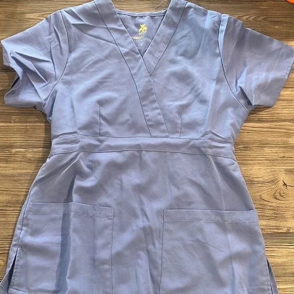 Bundle of 6 scrub tops size small - Picture 7 of 11